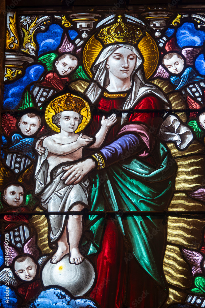 Obraz premium Stained glass (19th century) of Blessed Virgin Mary holding baby Jesus Christ in her arms.