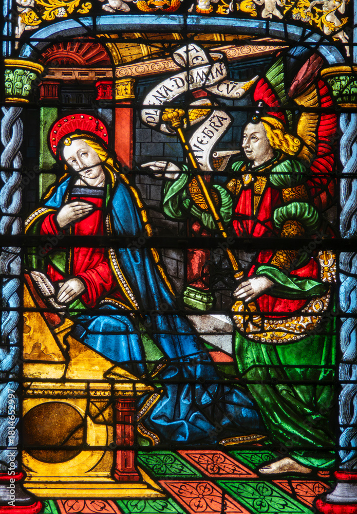 Obraz premium Stained glass (16th century) of Annunciation to the Blessed Virgin Mary by the Archangel Gabriel.