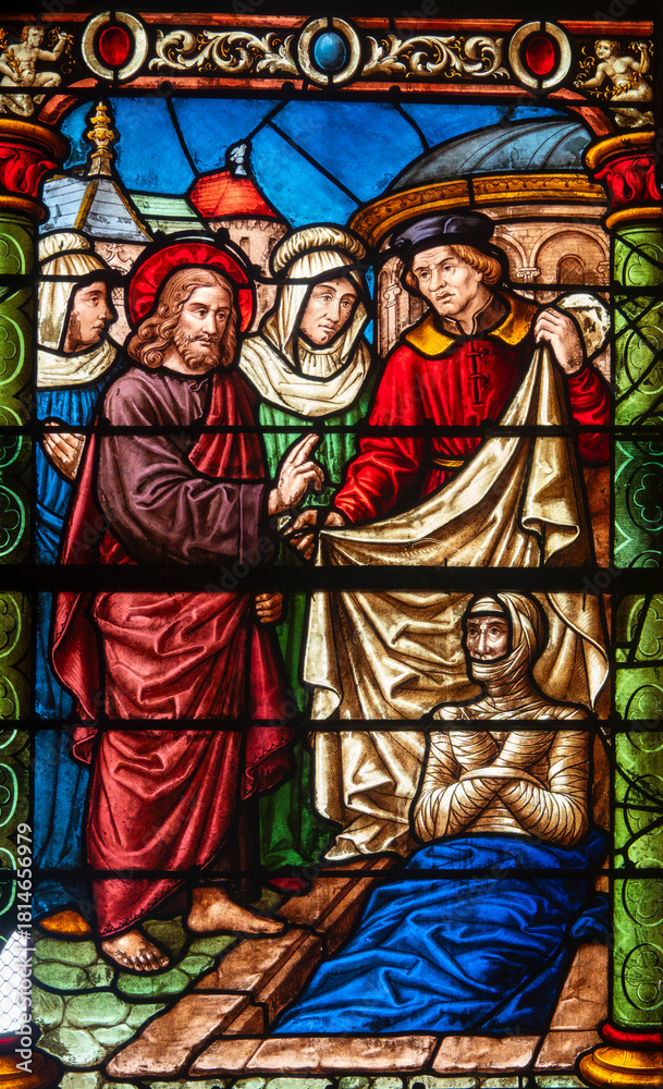 Obraz premium Stained glass (19th century) of Jesus Miracle: the Resurrection of Lazarus.