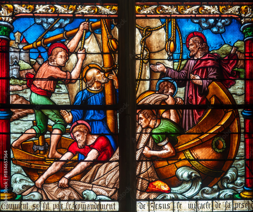 Obraz premium Stained glass (19th century) of Jesus Miracle: The miraculous fishing.