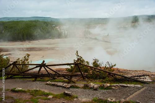 Fotografía Yellowstone, the first national park for all visitors to enjoy the unique hydrothermal and geologic features, to observe wildlife and active geysers