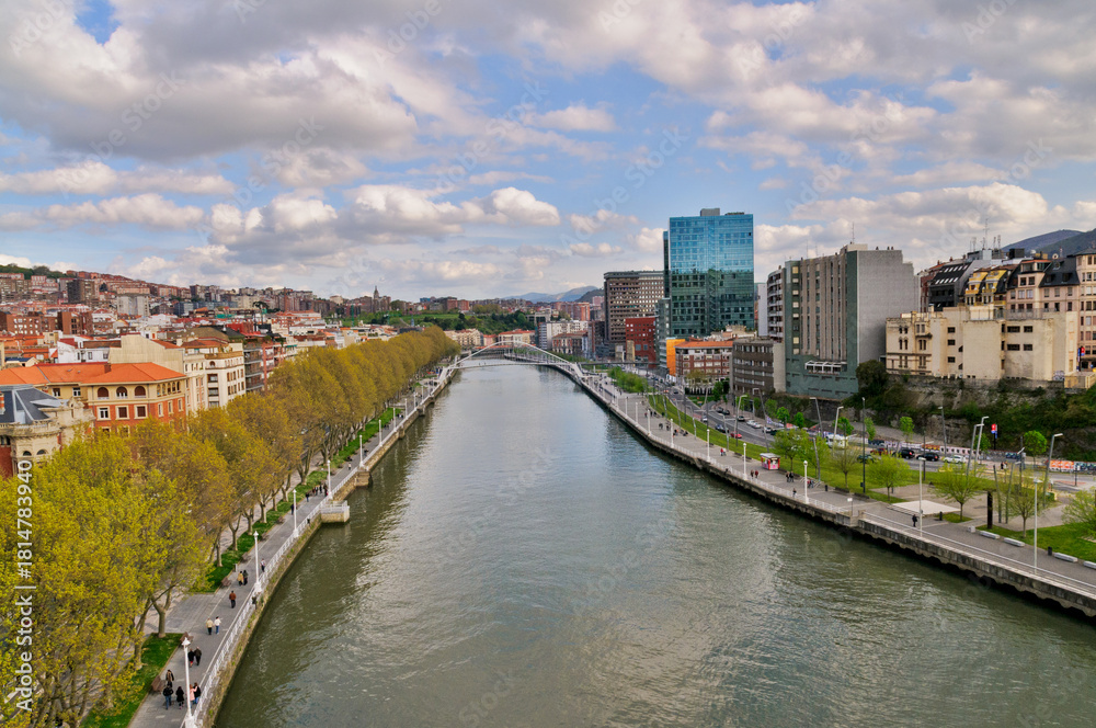 Obraz premium Nervion river flowing through Bilbao cityscape