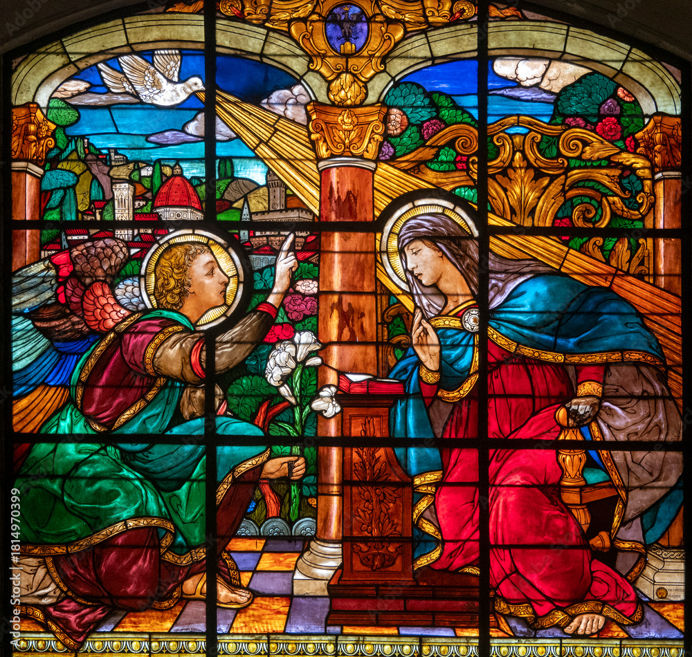 Obraz premium Stained glass (19th century) of Annunciation to the Blessed Virgin Mary by the Archangel Gabriel.