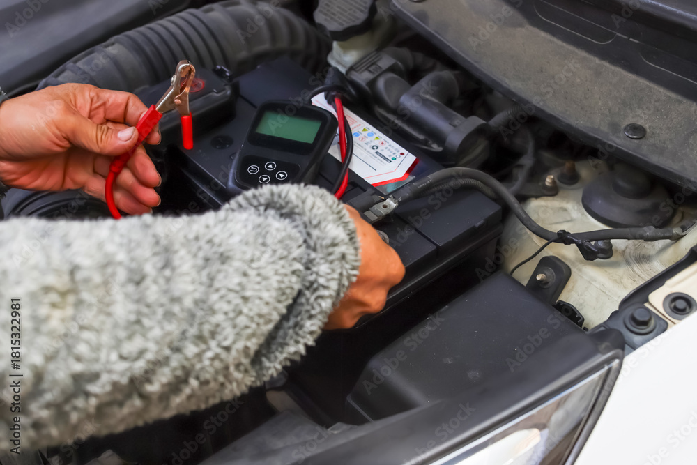 Fototapeta premium 자동차 배터리 전압 측정 및 점검 작업