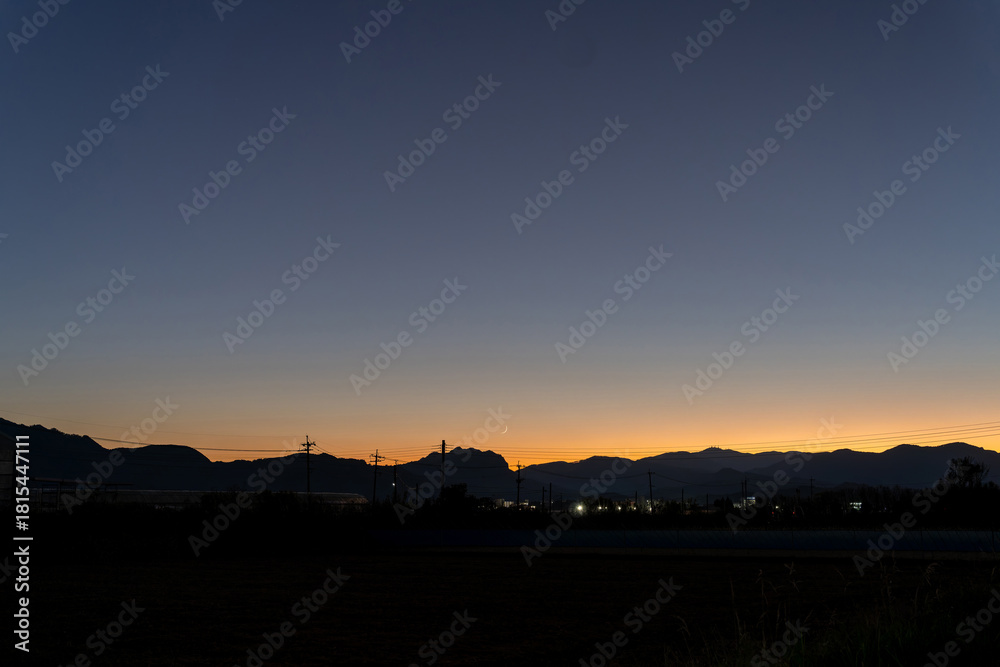 Obraz premium 山の向こうに見える夕焼け