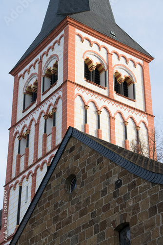 Altes Haus und Turm der Pfarrkirche St. Servatius in Siegburg