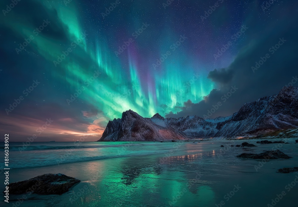 Naklejka premium Stunning aurora borealis over a winter beach