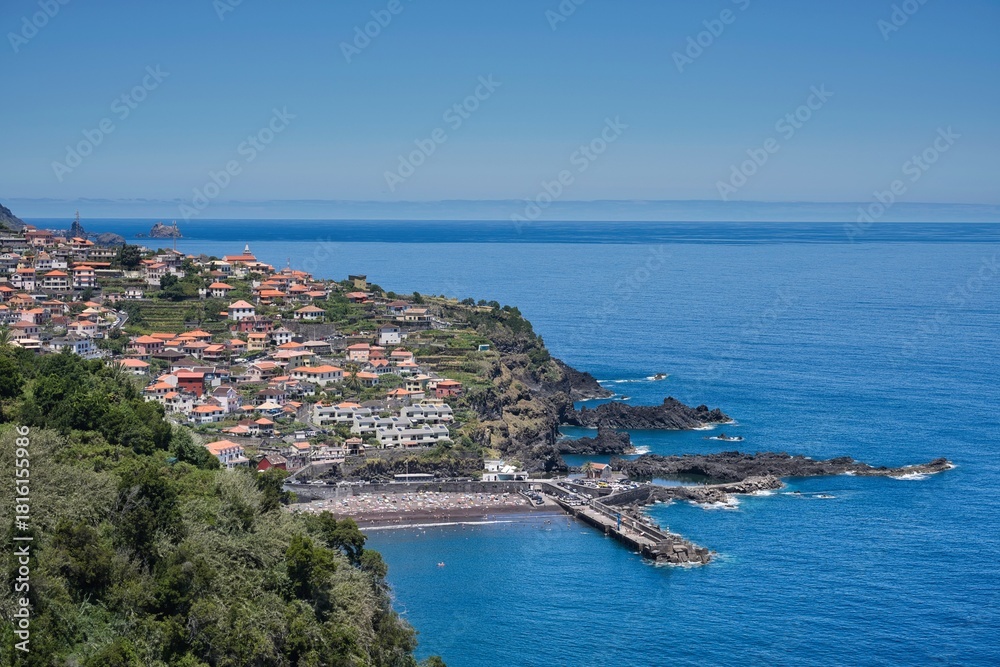 Fototapeta premium A beautiful beach with a small town in the background
