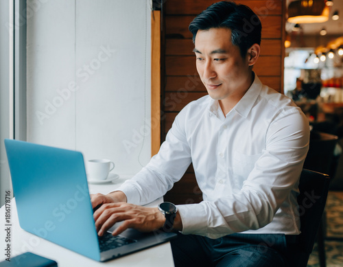 パソコンを使う男性