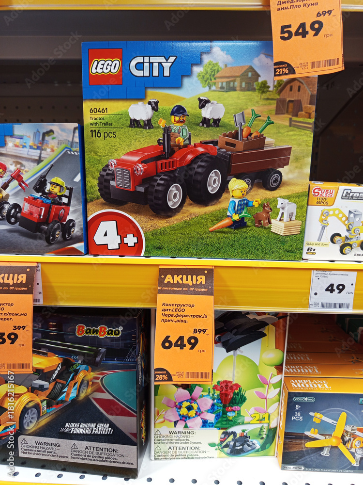 Naklejka premium Zvyagel, Ukraine - November 20, 2025: LEGO City tractor set displayed on store shelf, featuring farmer minifigure and accessories, ideal for creative play and imaginative storytelling