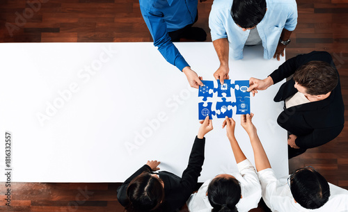 Εκτύπωση καμβά A diverse team works together to assemble a puzzle in an office setting, promoting collaboration and problem-solving