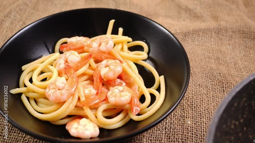 Wallpaper Mural Il cuoco mette il sugo sulla pasta con i gamberetti con un cucchiaio Torontodigital.ca