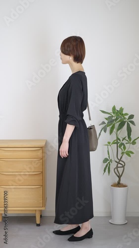 女性の秋冬ファッションコーディネート全身（縦向き）
