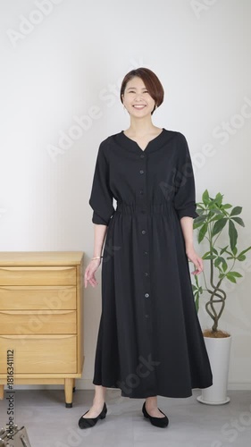 女性の秋冬ファッションコーディネート全身（縦向き）
