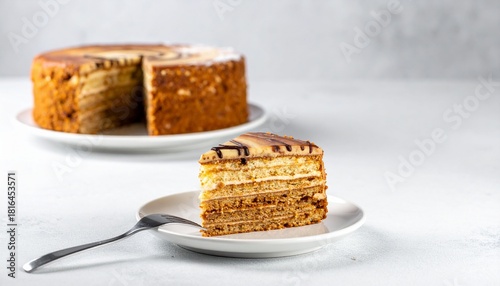 パステルグレー背景にケーキとフォークを配置したミニマルスイーツシーン
カフェ風マットグレー壁とレイヤーケーキのコージー背景素材
広い余白付き、白皿のケーキスライスとフォークの静物フォトリアル背景
ネガティブスペースたっぷりのエレガントケーキショップ用背景