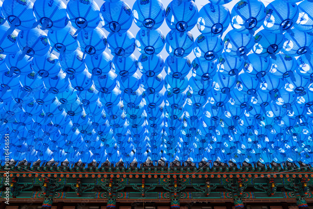 Obraz premium low angle view of lotus lanterns hanging in a Buddhist temple