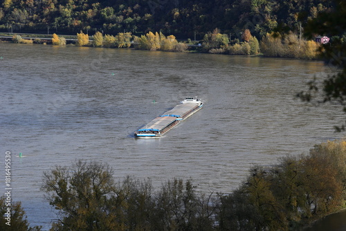 Schiffsverkehr auf dem Rhein im Mittelrheintal bei Oberspay