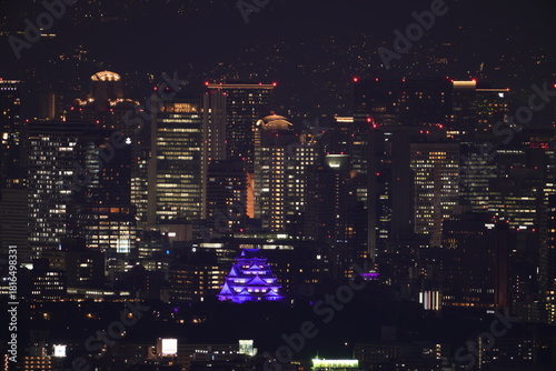 Wallpaper Mural 大阪平野夜景とビル街に浮かび上がる紫色にライトアップされた大阪城 Torontodigital.ca