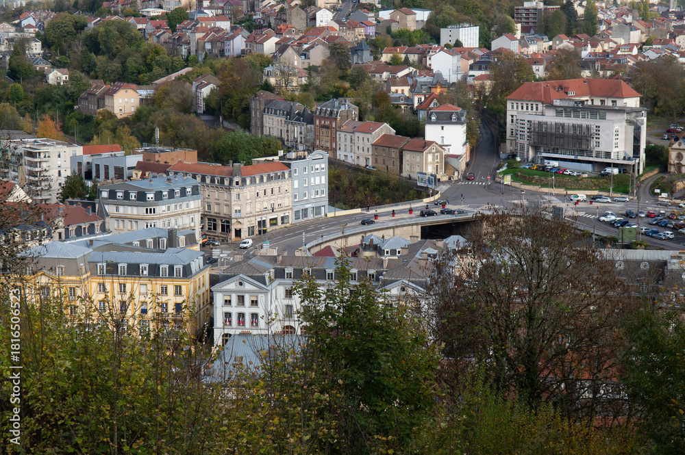 Fototapeta premium vue générale sur la ville de Longwy-Bas, avec au fond le reste du crassier emblématique de l'époque de la sidérurgie Lorraine.
