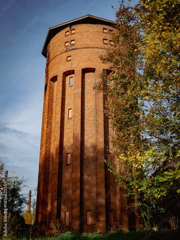Obraz premium A close-up view of the red water tower in the Kaliningrad region during sunny weather.