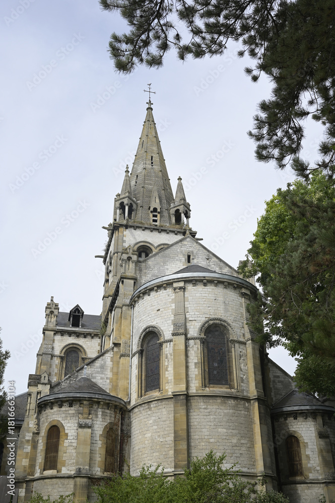 Fototapeta premium L'arrière de l'Église Saint-Hilaire avec un arbre.