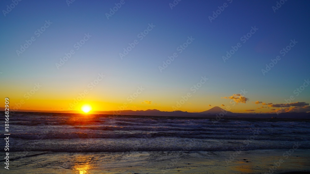 Obraz premium 富士山と海に夕日夕日