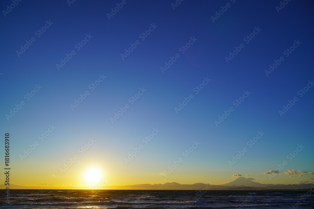 Fototapeta premium 富士山と海に夕日夕日
