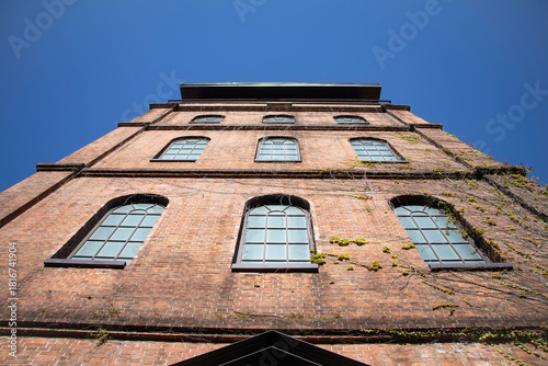 青空に映える赤レンガの建物