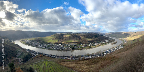 Fotografie Panoramic View of the Moselle River Bend and Vineyards near Zell, Germany