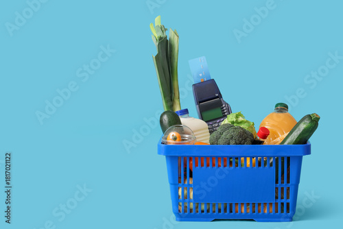 Shopping basket with differ...