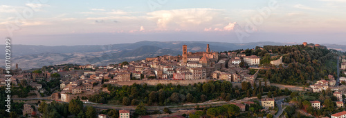 Foto Historic hilltop town of Volterra at sunset - Volterra, Italy
