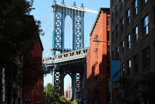 Fotografie iconic view of manhattan bridge tower seen from the dumbo area in brooklyn with