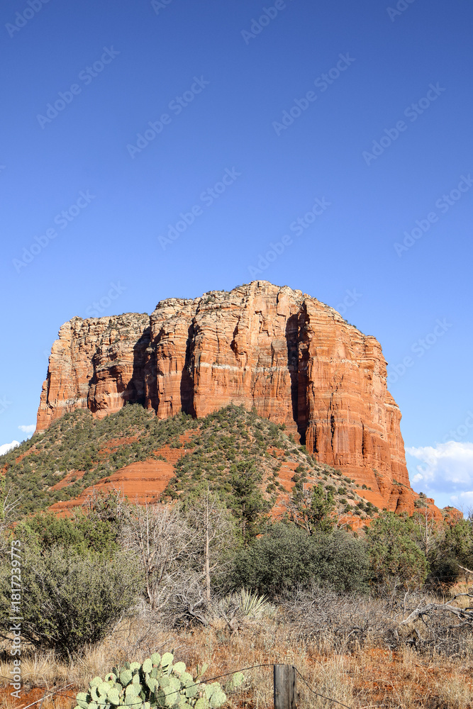 Fototapeta premium Iconic Red Rock Mesa in Desert Landscape with Clear Sky