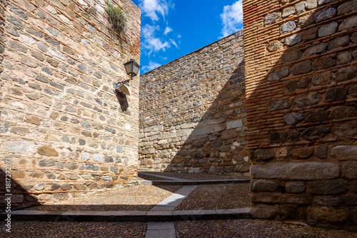 Fototapeta Naklejka Na Ścianę i Meble -  Narrow streets of old town in Toledo, Spain