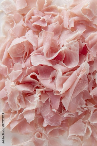 Fette sottili di prosciutto cotto, rosa salmone, fresco e invitante