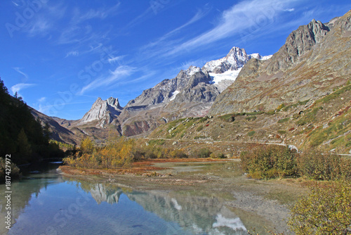 la Dora di Veny, le Piramidi Calcaree e l'Aiguille des glaciers; Val Veny, Valle d'Aosta