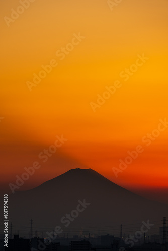 Tapety artystyczne 夕焼け空に映るシルエットの富士山