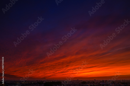 地平線に広がる夕焼けと街並み