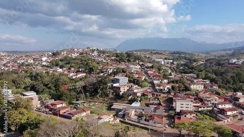 Vista aérea da cidade histórica de Santa Bárbara – MG
