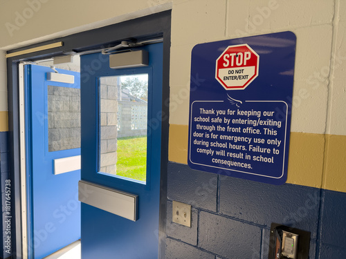 Obraz na płótnie Sign by door in public school warning to open only during emergency
