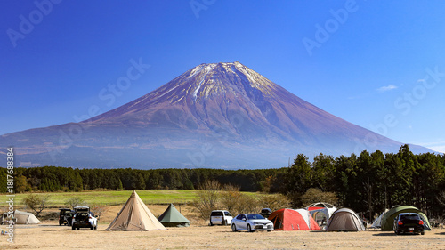 晩秋の富士山麓朝霧高原のキャンプ場から富士山の絶景　　静岡県富士宮市　日本