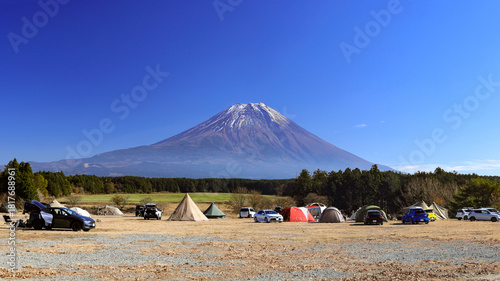 晩秋の富士山麓朝霧高原のキャンプ場から富士山の絶景　　静岡県富士宮市　日本