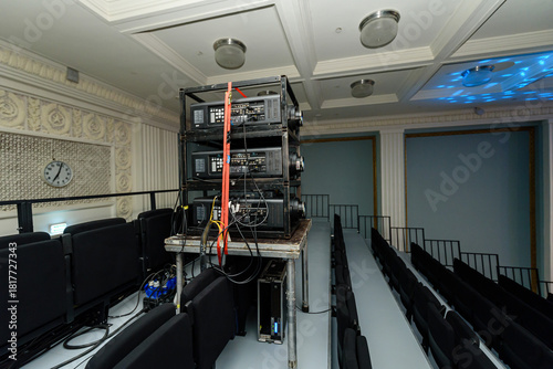 Fotografie silent conference venue equipped with advanced av systems and structured seating