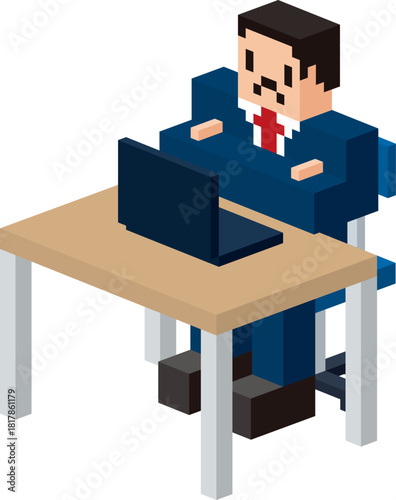 パソコン作業で腕を組んで考える男性会社員