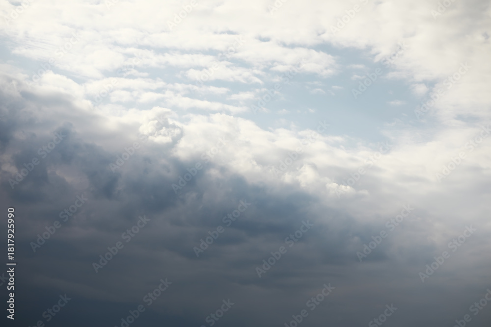 Obraz premium Dramatic Cloudscape with Light Breaking Through Overcast Sky