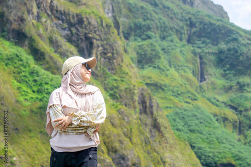 Asians enjoy a holiday in the mountains. Enjoy the beautiful views and fresh air.