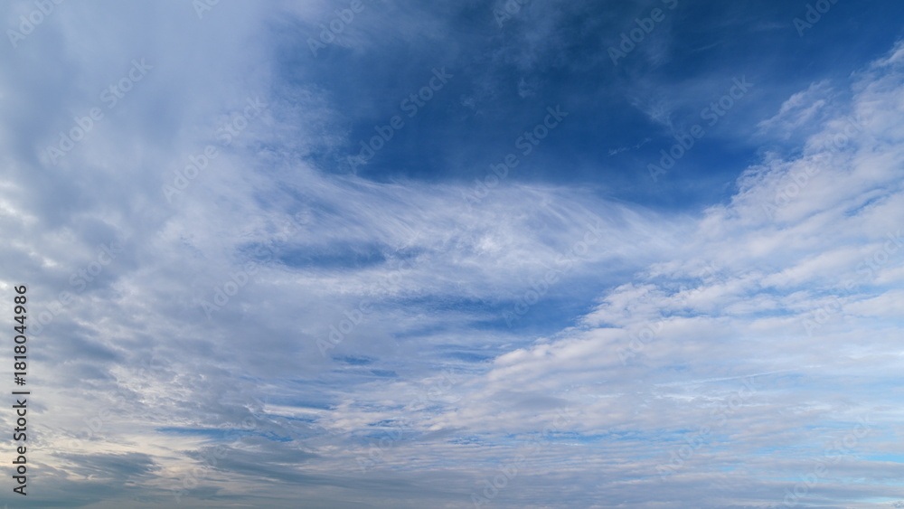 Obraz premium A Beautiful Blue Sky with Soft, Fluffy Clouds That Create a Stunning Aesthetic Scene