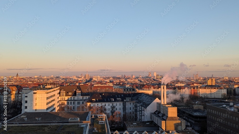 Fototapeta premium Abendhimmel über Berlin im Winter