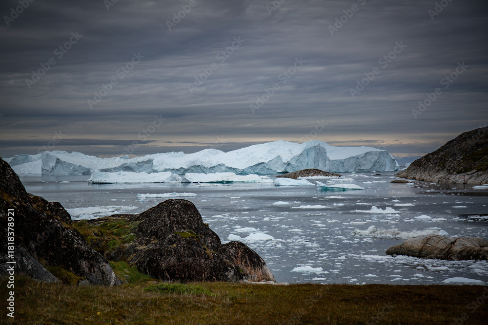 Obraz premium Wanderung an der Küste von Grönland bei Ilulissat