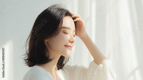 スタイリングした美しい髪が風に揺れるスタイリッシュなおとな女子